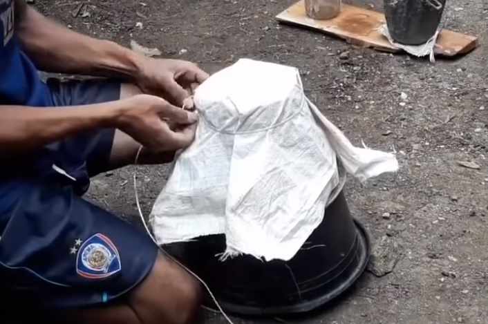 Cara membuat pot bunga dari handuk bekas